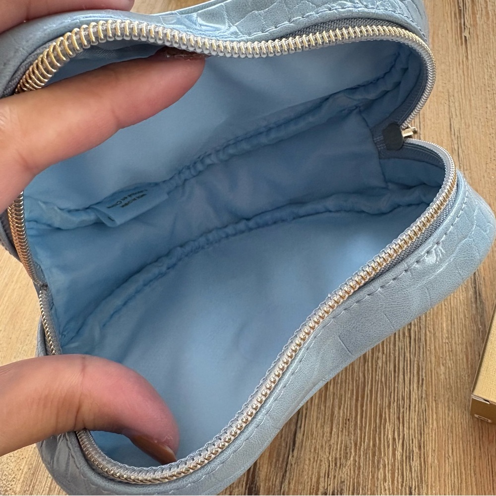 Cle de peau Makeup Bag and Travel Cleanser Duo - Picture 6 of 8